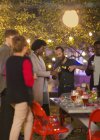 Amici che festeggiano con champagne a cena festa in giardino — Foto stock