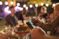 Frau bezahlt Abendessen mit Chipkarte auf Terrasse — Stockfoto