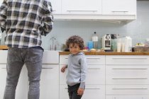 Retrato bonito menino na cozinha com o pai — Fotografia de Stock