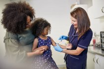 Donna pediatra esaminatrice ragazza in ambulatorio sala esame — Foto stock
