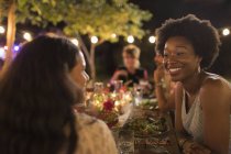 Mulheres felizes amigos desfrutando jantar jardim festa — Fotografia de Stock