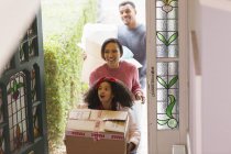 Família entusiasmada se mudando para casa nova — Fotografia de Stock