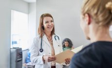 Жіночий лікар і медсестра говорити в клініці — стокове фото