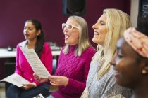 Mulheres coro cantando no estúdio de gravação de música — Fotografia de Stock