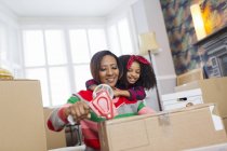 Affectionate mother and daughter packing, moving house — Stock Photo
