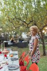 Ritratto donna felice che ospita cena giardino partito — Foto stock