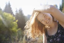 Щаслива молода жінка насолоджується горами та лісом — стокове фото