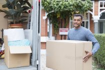 Retrato homem confiante movendo casa, descarregando van em movimento — Fotografia de Stock