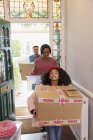 Famille heureuse emménageant dans une nouvelle maison — Photo de stock