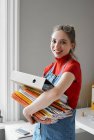 Портрет впевнений, молодий жіночий студент коледжу перенесення стека книг і підшивок — стокове фото