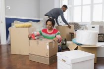 Couple packing, moving house — Stock Photo
