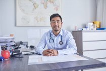 Retrato confiante médico masculino que trabalha em consultório de médicos de clínica — Fotografia de Stock