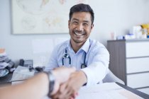 Punto di vista medico felice stringere la mano con il paziente — Foto stock
