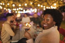 Портрет счастливая женщина пьет вино, наслаждаясь званым ужином — стоковое фото
