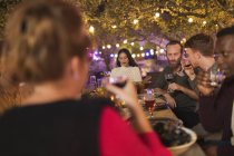 Amici bere vino, godersi la cena in giardino festa — Foto stock