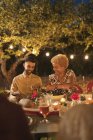 Coppia godendo cena in giardino festa — Foto stock
