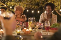 Glückliche Freunde genießen Abendessen Gartenparty — Stockfoto