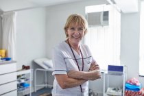 Porträt selbstbewusste Altenpflegerin in Klinik — Stockfoto