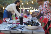 Mexilhões na mesa de jantar jardim — Fotografia de Stock