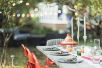 Накрытый стол для вечеринки в саду — стоковое фото
