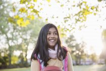 Усміхнена дівчина в осінньому парку — стокове фото