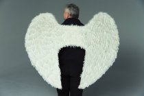 Visão traseira do homem Sereno usando asas de anjo — Fotografia de Stock