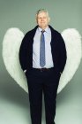 Retrato sorridente empresário vestindo asas de anjo — Fotografia de Stock