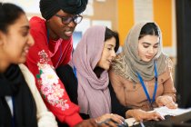 Studenti universitari femminili in hijab e dhuku utilizzando il computer in laboratorio informatico — Foto stock