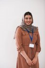 Porträt selbstbewusstes Teenager-Mädchen mit Hijab — Stockfoto