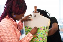 Designers de moda feminina fixando tecido de borboleta em costureiras modelo — Fotografia de Stock