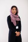 Ritratto giovane donna sicura di sé con hijab — Foto stock
