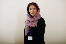 Портрет уверенной молодой женщины в хиджабе — стоковое фото
