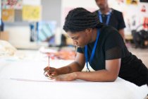 Diseño de moda femenino enfocado dibujo patrón de costura en estudio - foto de stock