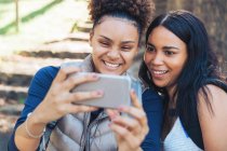 Щасливі молоді друзі беруть селфі зі смартфоном — стокове фото