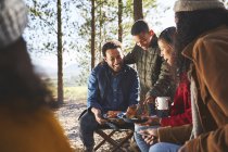 Mangiare in famiglia al campeggio — Foto stock