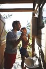 Vater und Sohn beim Zähneputzen im sonnigen Campingplatz-Badezimmerspiegel — Stockfoto