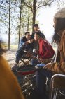 Mann füttert Ehefrau auf Campingplatz — Stockfoto