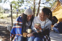 Felice, spensierata coppia lesbica ridere, bere caffè al campeggio — Foto stock