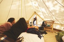 Enfants curieux regardant à l'intérieur de la yourte de camping — Photo de stock
