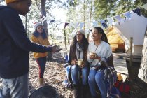 Pareja lesbiana con niños en el camping - foto de stock