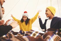 Feliz família jogar cartas no acampamento yurt — Fotografia de Stock