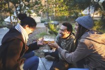 Glückliche Freunde stoßen auf Campingplatz im Wald mit Weingläsern an — Stockfoto