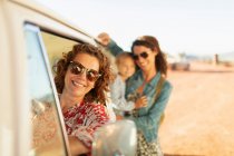 Retrato feliz multi-generación de mujeres en furgoneta en la playa soleada - foto de stock