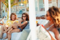 Glückliche Mehrgenerationenfrauen entspannen auf Strandterrasse — Stockfoto