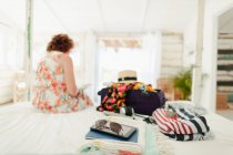 Donna disimballaggio valigia in spiaggia casa camera da letto — Foto stock