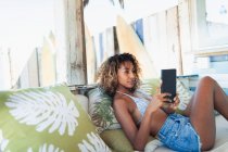 Junge Frau nutzt digitales Tablet auf Strandterrasse — Stockfoto