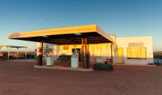 Verlassene Tankstelle und Garage bei Sonnenuntergang — Stockfoto
