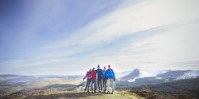 Porträt einer Familie beim Bergwandern — Stockfoto