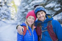 Портрет пары, путешествующей по снегу — стоковое фото