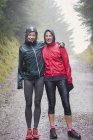 Porträt von Mutter und Tochter beim Wandern im Regen — Stockfoto